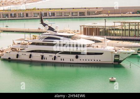 Nahaufnahme von Luxusyachten mit drei Deck in der neuen Marina Cala del Fort in Ventimiglia, Ligurien, Italien, im Besitz des Fürstentums Monacoof Monaco Stockfoto