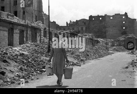 Warszawa, 1947-07. ¯ycie poœród Ruine stolicy. NZ. Kobieta z wiadrami na wodê. Dok³adny dzieñ wydarzenia nieustalony. bk/ak PAP/Stanis³aw D¹browiecki Warschau, Juli 1947. Leben in Trümmern. Im Bild: Eine Frau mit Eimern Wasser. bk/ak PAP/Stanislaw Dabrowiecki Stockfoto