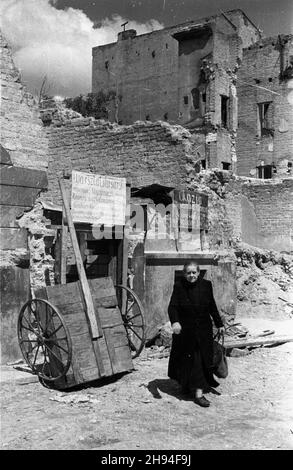 Warszawa, 1947-07. ¯ycie poœród Ruine stolicy. NZ. Warsztat œlusarski i wózek. bk/ak PAP/Stanis³aw D¹browiecki Warschau, Juli 1947. Leben in Trümmern. Im Bild: Ein Schlosserladen und ein Wagen. bk/ak PAP/Stanislaw Dabrowiecki Stockfoto