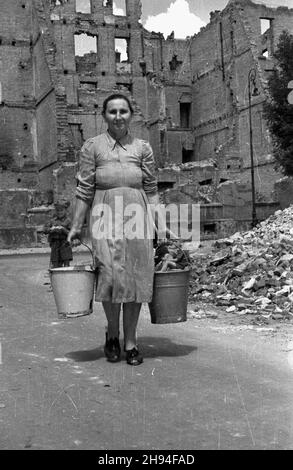 Warszawa, 1947-07. ¯ycie poœród Ruine stolicy. NZ. Kobieta z wiadrami na wodê. Dok³adny dzieñ wydarzenia nieustalony. bk/ak PAP/Stanis³aw D¹browiecki Warschau, Juli 1947. Leben in Trümmern. Im Bild: Eine Frau mit Eimern Wasser. bk/ak PAP/Stanislaw Dabrowiecki Stockfoto