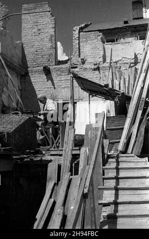 Warszawa, 1947-07. ¯ycie poœród Ruine stolicy. NZ. Warsztat œlusarski, w g³êbi œlusarz przy pracy. bk/ak PAP/Stanis³aw D¹browiecki Warschau, Juli 1947. Leben in Trümmern. Im Bild: Ein Schlosserladen. Hinten ein Schlosser bei der Arbeit. bk/ak PAP/Stanislaw Dabrowiecki Stockfoto