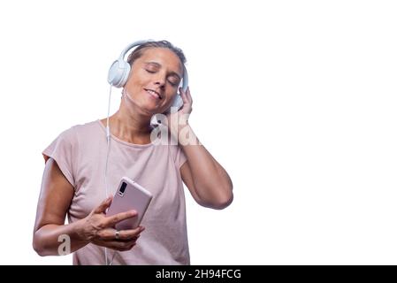 Erfreut Frau Musik mit Smartphone mit geschlossenen Augen hören Stockfoto