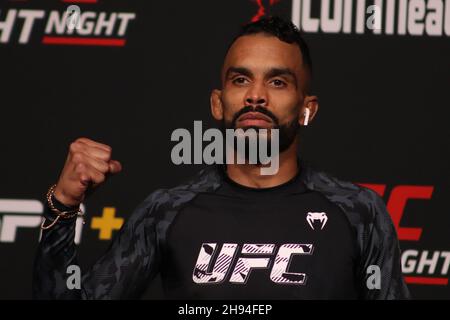 Las Vegas, USA. 03rd Dez 2021. 3. Dezember 2021, Las Vegas, Nevada, Las Vegas, NV, USA: LAS VEGAS, NV - 3. DEZEMBER: Rob Font posiert auf der Skala während der UFC Vegas 44: Aldo gegen Font wiegen am 3. Dezember 2021 in Las Vegas, Nevada, USA. (Bild: © Diego Ribas/PX Imagens via ZUMA Press Wire) Bild: ZUMA Press, Inc./Alamy Live News Stockfoto