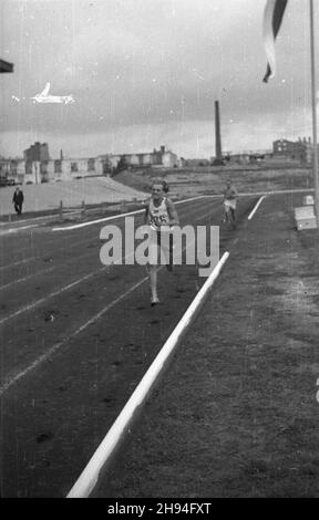 Warszawa, 1947-07. Zawody sportowe na stadionie Wojskowego Klubu Sportowego Legia. NZ. Finisz biegu. bk/mgs PAP Dok³adny dzieñ wydarzenia nieustalony. Warschau, Juli 1947. Sportwettbewerb im Stadion des Legia Military Sports Club. Abgebildet: Rennende. bk/MGS PAP Stockfoto