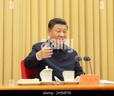 Peking, China. 4th Dez 2021. Der chinesische Präsident Xi Jinping, ebenfalls Generalsekretär des Zentralkomitees der Kommunistischen Partei Chinas und Vorsitzender der Zentralen Militärkommission, spricht auf einer nationalen Konferenz über die Arbeit im Zusammenhang mit religiösen Angelegenheiten in Peking, der Hauptstadt Chinas. Die Konferenz fand von Freitag bis Samstag statt. Quelle: Ding Haitao/Xinhua/Alamy Live News Stockfoto