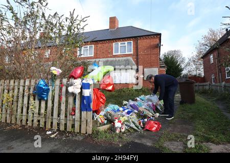 Ehrungen, die vor dem Haus von Arthur Labinjo-Hughes in Solihull, West Midlands, zurückgelassen wurden. Emma Tustin wurde am Freitag für ein Leben mit einer Mindeststrafe von 29 Jahren am Coventry Crown Court eingesperrt, weil sie ihren sechsjährigen Stiefsohn Arthur Labinjo-Hughes grausam verhungert, vergiftet und anschließend ermordet hatte. Bilddatum: Samstag, 4. Dezember 2021. Stockfoto