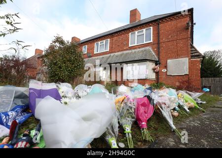 Ehrungen, die vor dem Haus von Arthur Labinjo-Hughes in Solihull, West Midlands, zurückgelassen wurden. Emma Tustin wurde am Freitag für ein Leben mit einer Mindeststrafe von 29 Jahren am Coventry Crown Court eingesperrt, weil sie ihren sechsjährigen Stiefsohn Arthur Labinjo-Hughes grausam verhungert, vergiftet und anschließend ermordet hatte. Bilddatum: Samstag, 4. Dezember 2021. Stockfoto