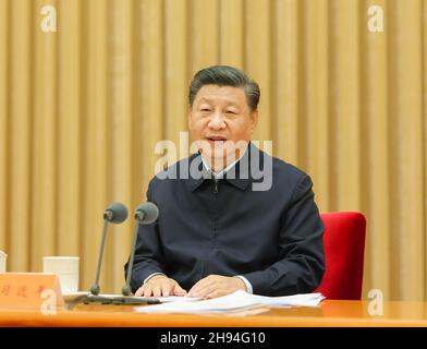 Peking, China. 4th Dez 2021. Der chinesische Präsident Xi Jinping, ebenfalls Generalsekretär des Zentralkomitees der Kommunistischen Partei Chinas und Vorsitzender der Zentralen Militärkommission, spricht auf einer nationalen Konferenz über die Arbeit im Zusammenhang mit religiösen Angelegenheiten in Peking, der Hauptstadt Chinas. Die Konferenz fand von Freitag bis Samstag statt. Quelle: Ding Haitao/Xinhua/Alamy Live News Stockfoto