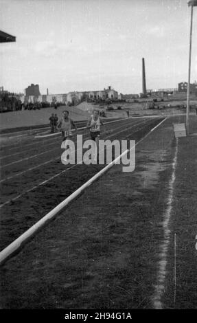 Warszawa, 1947-07. Zawody sportowe na stadionie Wojskowego Klubu Sportowego Legia. NZ. Zawodnicy na bie¿ni. bk/mgs PAP Dok³adny dzieñ wydarzenia nieustalony. Warschau, Juli 1947. Sportwettbewerb im Stadion des Legia Military Sports Club. Im Bild: Teilnehmer auf der Laufstrecke. bk/mgs PAP Stockfoto