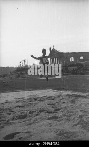 Warszawa, 1947-07. Zawody sportowe na stadionie Wojskowego Klubu Sportowego Legia. NZ. skok w dal. W tle zniszczony podczas wojny koœció³ pw. Matki Boskiej Czêstochowskiej. bk/mgs PAP Dok³adny dzieñ wydarzenia nieustalony. Warschau, Juli 1947. Sportwettbewerb im Stadion des Legia Military Sports Club. Bild: Der Weitsprung. bk/mgs PAP Stockfoto