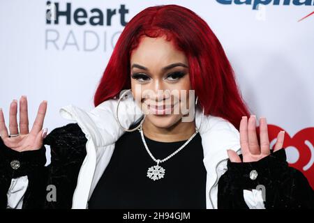 Inglewood, USA. 03rd Dez 2021. INGLEWOOD, LOS ANGELES, KALIFORNIEN, USA - 03. DEZEMBER: Saweetie kommt bei iHeartRadio 102,7 KIIS FM's Jingle Ball 2021 präsentiert von Capital One, das am 3. Dezember 2021 auf dem Forum in Inglewood, Los Angeles, Kalifornien, USA, stattfand. (Foto von Xavier Collin/Image Press Agency) Quelle: Image Press Agency/Alamy Live News Stockfoto