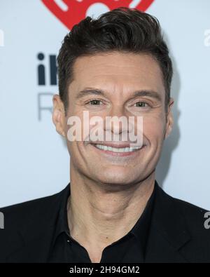 INGLEWOOD, LOS ANGELES, KALIFORNIEN, USA - 03. DEZEMBER: Ryan Seacrest kommt bei iHeartRadio 102,7 KIIS FM's Jingle Ball 2021 präsentiert von Capital One, das am 3. Dezember 2021 auf dem Forum in Inglewood, Los Angeles, Kalifornien, USA, stattfand. (Foto von Xavier Collin/Image Press Agency) Stockfoto