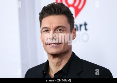 INGLEWOOD, LOS ANGELES, KALIFORNIEN, USA - 03. DEZEMBER: Ryan Seacrest kommt bei iHeartRadio 102,7 KIIS FM's Jingle Ball 2021 präsentiert von Capital One, das am 3. Dezember 2021 auf dem Forum in Inglewood, Los Angeles, Kalifornien, USA, stattfand. (Foto von Xavier Collin/Image Press Agency) Stockfoto