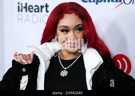 Inglewood, USA. 03rd Dez 2021. INGLEWOOD, LOS ANGELES, KALIFORNIEN, USA - 03. DEZEMBER: Saweetie kommt bei iHeartRadio 102,7 KIIS FM's Jingle Ball 2021 präsentiert von Capital One, das am 3. Dezember 2021 auf dem Forum in Inglewood, Los Angeles, Kalifornien, USA, stattfand. (Foto von Xavier Collin/Image Press Agency) Quelle: Image Press Agency/Alamy Live News Stockfoto