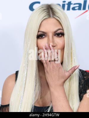 Inglewood, USA. 03rd Dez 2021. INGLEWOOD, LOS ANGELES, KALIFORNIEN, USA - 03. DEZEMBER: Tori Spelling kommt bei iHeartRadio 102,7 KIIS FM's Jingle Ball 2021 präsentiert von Capital One, das am 3. Dezember 2021 auf dem Forum in Inglewood, Los Angeles, Kalifornien, USA, stattfand. (Foto von Xavier Collin/Image Press Agency) Quelle: Image Press Agency/Alamy Live News Stockfoto
