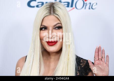 Inglewood, USA. 03rd Dez 2021. INGLEWOOD, LOS ANGELES, KALIFORNIEN, USA - 03. DEZEMBER: Tori Spelling kommt bei iHeartRadio 102,7 KIIS FM's Jingle Ball 2021 präsentiert von Capital One, das am 3. Dezember 2021 auf dem Forum in Inglewood, Los Angeles, Kalifornien, USA, stattfand. (Foto von Xavier Collin/Image Press Agency) Quelle: Image Press Agency/Alamy Live News Stockfoto