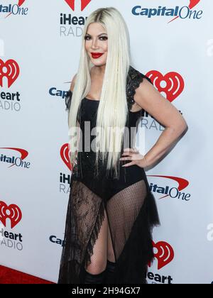 Inglewood, USA. 03rd Dez 2021. INGLEWOOD, LOS ANGELES, KALIFORNIEN, USA - 03. DEZEMBER: Tori Spelling kommt bei iHeartRadio 102,7 KIIS FM's Jingle Ball 2021 präsentiert von Capital One, das am 3. Dezember 2021 auf dem Forum in Inglewood, Los Angeles, Kalifornien, USA, stattfand. (Foto von Xavier Collin/Image Press Agency) Quelle: Image Press Agency/Alamy Live News Stockfoto