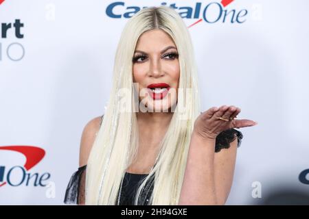 Inglewood, USA. 03rd Dez 2021. INGLEWOOD, LOS ANGELES, KALIFORNIEN, USA - 03. DEZEMBER: Tori Spelling kommt bei iHeartRadio 102,7 KIIS FM's Jingle Ball 2021 präsentiert von Capital One, das am 3. Dezember 2021 auf dem Forum in Inglewood, Los Angeles, Kalifornien, USA, stattfand. (Foto von Xavier Collin/Image Press Agency) Quelle: Image Press Agency/Alamy Live News Stockfoto
