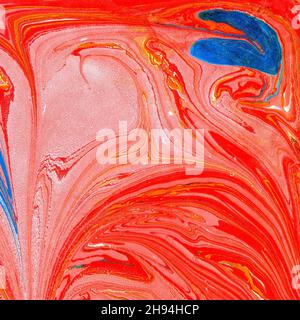 Abstrakter Schleier. Rotes, pinkes und blaues Pigment. Rotes Muster. Flüssige Elemente. Scheidung Rauchfarbe ist gemalt. Kontrastierender Marmorhintergrund. Stockfoto