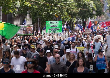 Melbourne, Australien, 4. Dezember 2021. Ein Protestler mit einem Plakat „Liebe und Wahrheit“ in der Menge auf der Flinders Street während des letzten „aufhebungsmarsches der Gesetzesvorlage“, an dem Tausende Demonstranten vom parlamentsgebäude zur Flinders Street Station marschierten, um die Kreuzung zu halten. Demonstranten marschierten in den Büros des ABC- und Regierungshauses. Quelle: Michael Currie/Speed Media/Alamy Live News Stockfoto