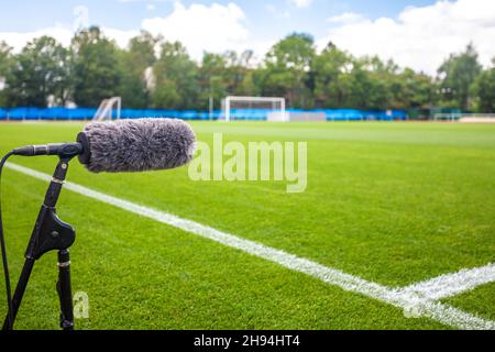 Richtmikrofon auf einem Fußballfeld zur Tonaufzeichnung bei der Fernsehübertragung Stockfoto