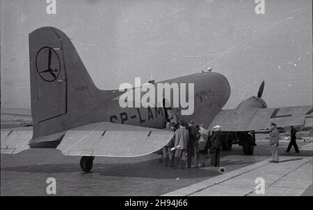 Warszawa, 1947-07. Pasa¿erowie wsiadaj¹ do samolotu Lisunow Li-2 na lotnisku Okêcie. wb PAP Dok³adny dzieñ wydarzenia nieustalony. Warschau, Juli 1947. Passagiere, die ein Lisunov Li-2 Flugzeug am Okecie Flughafen besteigen. wb PAP Stockfoto