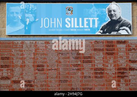 Ein Zeichen in Erinnerung an den ehemaligen Manager von Coventry City, John Sillett, vor dem Sky Bet Championship-Spiel in der Coventry Building Society Arena, Coventry. Bilddatum: Samstag, 4. Dezember 2021. Stockfoto