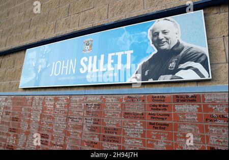 Ein Zeichen in Erinnerung an den ehemaligen Manager von Coventry City, John Sillett, vor dem Sky Bet Championship-Spiel in der Coventry Building Society Arena, Coventry. Bilddatum: Samstag, 4. Dezember 2021. Stockfoto