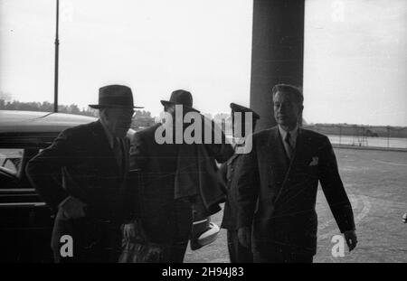 Warszawa, 1947-07. Ambasador Stanów Zjednoczonych Stanton Griffis (L) wysiada z limuzyny na lotniku Okêcie. wb PAP Dok³adny dzieñ wydarzenia nieustalony. Warschau, Juli 1947. US-Botschafter Stanton Griffis (L) Aussteigen einer Limousine am Flughafen Okecie. wb PAP Stockfoto