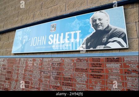 Ein Zeichen in Erinnerung an den ehemaligen Manager von Coventry City, John Sillett, vor dem Sky Bet Championship-Spiel in der Coventry Building Society Arena, Coventry. Bilddatum: Samstag, 4. Dezember 2021. Stockfoto