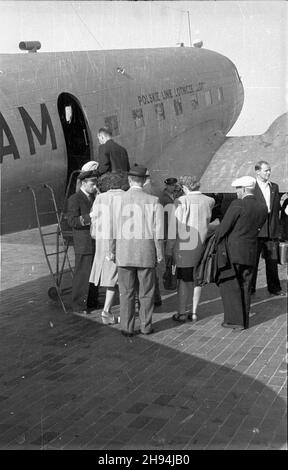 Warszawa, 1947-07. Pasa¿erowie wsiadaj¹ do samolotu Lisunow Li-2 na lotnisku Okêcie. wb PAP Dok³adny dzieñ wydarzenia nieustalony. Warschau, Juli 1947. Passagiere, die ein Lisunov Li-2 Flugzeug am Okecie Flughafen besteigen. wb PAP Stockfoto