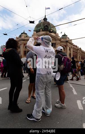 Melbourne, Australien, 4. Dezember 2021. Ein Protestler in einem weißen, sauberen Anzug während des letzten „aufhebungsmarsches der Gesetzesvorlage“, an dem Tausende Demonstranten vom parlamentsgebäude zur Flinders Street Station marschierten, um die Kreuzung zu halten. Demonstranten marschierten in den Büros des ABC- und Regierungshauses. Quelle: Michael Currie/Speed Media/Alamy Live News Stockfoto