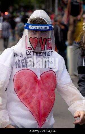 Melbourne, Australien, 4. Dezember 2021. Ein Protestler in einem weißen, sauberen Anzug während des letzten „aufhebungsmarsches der Gesetzesvorlage“, an dem Tausende Demonstranten vom parlamentsgebäude zur Flinders Street Station marschierten, um die Kreuzung zu halten. Demonstranten marschierten in den Büros des ABC- und Regierungshauses. Quelle: Michael Currie/Speed Media/Alamy Live News Stockfoto