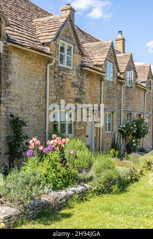 Traditionelle Steinhütten im Cotswold-Dorf Withington, Gloucestershire, Großbritannien Stockfoto