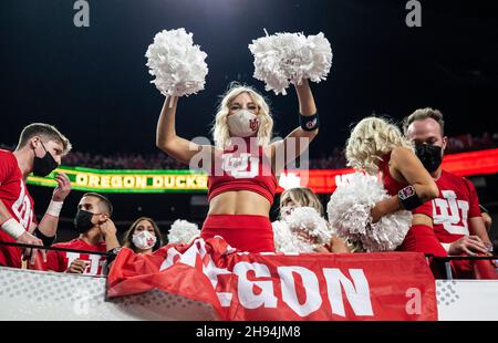 Allegiant Stadium. 03rd Dez 2021. NV U.S.A. Utah Cheerleader während des NCAA Pac 12 Fußballmeisterschaftsspiels zwischen Oregon Ducks und den Utah Utes. Utah gewann 38-10 im Allegiant Stadium. Thurman James/CSM/Alamy Live News Stockfoto