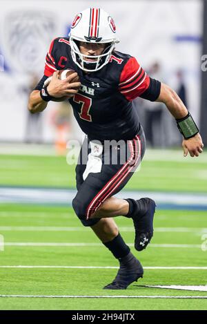 Allegiant Stadium. 03rd Dez 2021. NV U.S.A. Utah Quarterback Cameron Rising (7) läuft für einen langen Gewinn während des NCAA Pac 12 Fußballmeisterschaftsspiels zwischen Oregon Ducks und den Utah Utes. Utah gewann 38-10 im Allegiant Stadium. Thurman James/CSM/Alamy Live News Stockfoto