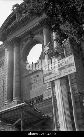 Warszawa, 1947-07. Przebudowa uszkodzonego podczas II wojny œwiatowej neoklasycystycznego gmachu Generalnego Inspektoratu Si³ Zbrojnych (GISZ) w alei Stalina. wb PAP/Stanis³aw D¹browiecki Dok³adny dzieñ wydarzenia nieustalony. Warschau, Juli 1947. Die Rekonstruktion des neoklassizistischen Gebäudes der Generalaufsichtsbehörde der Streitkräfte (GISZ), das WW2 zerstört wurde, in der Stalina Avenue. wb PAP Stockfoto