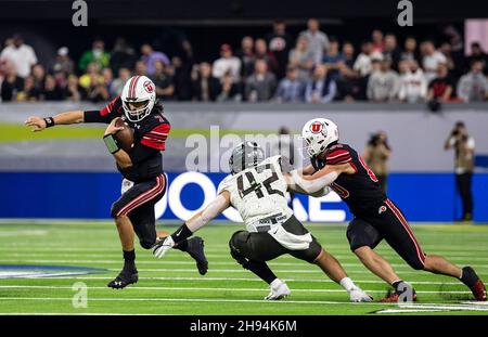 Allegiant Stadium. 03rd Dez 2021. NV U.S.A. Utah Quarterback Cameron Rising (7) läuft während des NCAA Pac 12 Fußballmeisterschaftsspiels zwischen Oregon Ducks und den Utah Utes zum ersten Mal. Utah gewann 38-10 im Allegiant Stadium. Thurman James/CSM/Alamy Live News Stockfoto