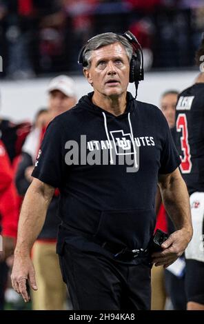 Allegiant Stadium. 03rd Dez 2021. NV U.S.A. Utah-Cheftrainer Kyle Whittingham am Rande des NCAA Pac 12-Fußballturnierspiels zwischen Oregon Ducks und den Utah Utes. Utah gewann 38-10 im Allegiant Stadium. Thurman James/CSM/Alamy Live News Stockfoto