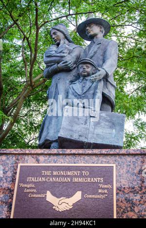 Denkmal oder Skulptur zu Ehren der italienisch-kanadischen Einwanderer. November 22, 2021 Stockfoto