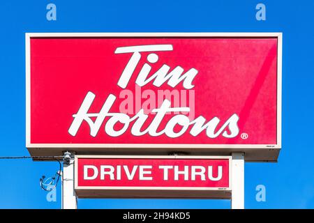 Tim Hortons rot-weißes Geschäftszeichen oder -Logo. November 22, 2021 Stockfoto