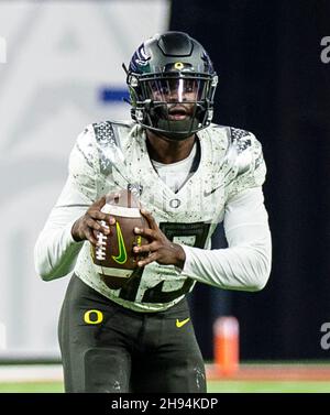 Allegiant Stadium. 03rd Dez 2021. NV U.S.A. Oregon Quarterback Anthony Brown (13) sucht während des NCAA Pac 12 Fußballmeisterschaftsspiels zwischen Oregon Ducks und den Utah Utes nach dem Tiefpass. Utah gewann 38-10 im Allegiant Stadium. Thurman James/CSM/Alamy Live News Stockfoto