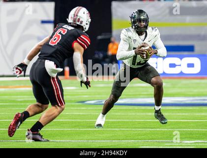 Allegiant Stadium. 03rd Dez 2021. NV U.S.A. Oregon Quarterback Anthony Brown (13) sucht während des NCAA Pac 12 Fußballmeisterschaftsspiels zwischen Oregon Ducks und den Utah Utes nach dem Short Pass. Utah gewann 38-10 im Allegiant Stadium. Thurman James/CSM/Alamy Live News Stockfoto