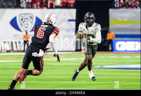 Allegiant Stadium. 03rd Dez 2021. NV U.S.A. Oregon Quarterback Anthony Brown (13) sucht während des NCAA Pac 12 Fußballmeisterschaftsspiels zwischen Oregon Ducks und den Utah Utes nach dem Short Pass. Utah gewann 38-10 im Allegiant Stadium. Thurman James/CSM/Alamy Live News Stockfoto