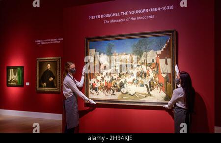 Christie’s, London, Großbritannien. 3. Dezember 2021. Bild (links): The Massacre of the Innocents von Pieter Brueghel the Younger wird am 7. Dezember zum ersten Mal in Christie’s Old Masters Evening Sale als Höhepunkt der Classic Week in London versteigert. Das Werk wird auf £1.000.000-1.500.000 geschätzt; (rechts): Ein frühes Meisterwerk, Portrait of a Gentleman von El Greco, führt eine Gruppe von drei geplünderten außergewöhnlichen alten Meistern, die an die Erben der Julius & Camilla Priestersammlung restituiert wurden, mit einer Schätzung von £800.000-1.200.000. Kredit: Malcolm Park/Alamy Stockfoto