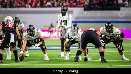 Allegiant Stadium. 03rd Dez 2021. NV U.S.A. Oregon Quarterback Anthony Brown (13) beginnt das Spiel während des NCAA Pac 12 Fußballmeisterschaftsspiels zwischen Oregon Ducks und den Utah Utes. Utah gewann 38-10 im Allegiant Stadium. Thurman James/CSM/Alamy Live News Stockfoto