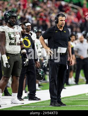 Allegiant Stadium. 03rd Dez 2021. NV U.S.A. Oregon-Cheftrainer Mario Cristobal am Rande des NCAA Pac 12-Fußballturnierspiels zwischen Oregon Ducks und den Utah Utes. Utah gewann 38-10 im Allegiant Stadium. Thurman James/CSM/Alamy Live News Stockfoto