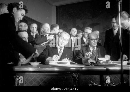 Czechy, Praga, 1947-07-03. Wizyta polskiej delegacji rz¹dowej w Pradze. NZ. Uroczyste podpisanie umów dwustronnych o przyjaŸni i wspó³pracy. Umowy podpisuj¹: ambasador Polski Stefan Wierb³owski (L) i Minister spraw zagranicznych Czechos³owacji Jan Masaryk (P). PAP Tschechoslowakei, Prag, 3. Juli 1947. Polnische Regierungsdelegierte besuchen Prag. Eine feierliche Unterzeichnung bilateraler Freundschafts- und Kooperationsabkommen durch den polnischen Botschafter Stefan Wierblowski (links) und den tschechoslowakischen Außenminister Jan Masaryk (rechts). PAP Stockfoto