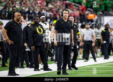 Allegiant Stadium. 03rd Dez 2021. NV U.S.A. Oregon-Cheftrainer Mario Cristobal am Rande des NCAA Pac 12-Fußballturnierspiels zwischen Oregon Ducks und den Utah Utes. Utah gewann 38-10 im Allegiant Stadium. Thurman James/CSM/Alamy Live News Stockfoto