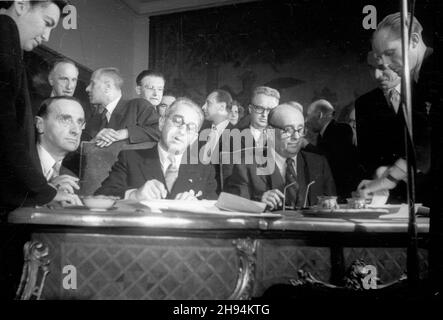 Czechy, Praga, 1947-07-03. Wizyta polskiej delegacji rz¹dowej w Pradze. NZ. Uroczyste podpisanie umów dwustronnych o przyjaŸni i wspó³pracy. Umowy podpisuj¹: ambasador Polski Stefan Wierb³owski (L) i Minister spraw zagranicznych Czechos³owacji Jan Masaryk (P). PAP Tschechoslowakei, Prag, 3. Juli 1947. Polnische Regierungsdelegierte besuchen Prag. Eine feierliche Unterzeichnung bilateraler Freundschafts- und Kooperationsabkommen durch den polnischen Botschafter Stefan Wierblowski (links) und den tschechoslowakischen Außenminister Jan Masaryk (rechts). PAP Stockfoto